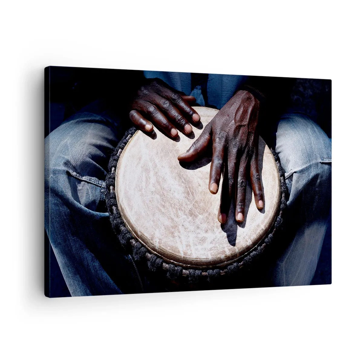 Obraz na plátne - Ruky hrajúce na bubon djembe v dynamickej kompozícii - 70x50cm - Žite vo svojom rytme - Moderná nástenná dekorácia do obývacej izby a spálne ARTTOR