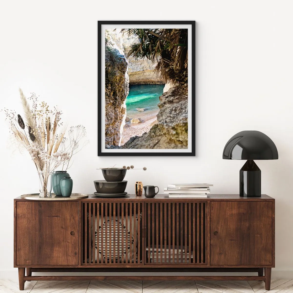 Plagát v čiernom ráme - Pohľad na skrytú pláž cez skalnatú štrbinu - 50x70cm - Tyrkysová zátoka - Moderná nástenná dekorácia do obývacej izby a spálne ARTTOR