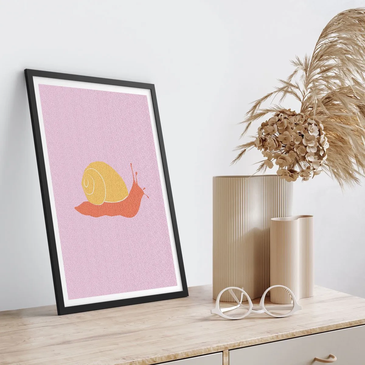 Plagát v čiernom ráme - Minimalistická grafika slimáka na pastelovom pozadí - 50x70cm - Nie je kam sa ponáhľať - Moderná nástenná dekorácia do obývacej izby a spálne ARTTOR