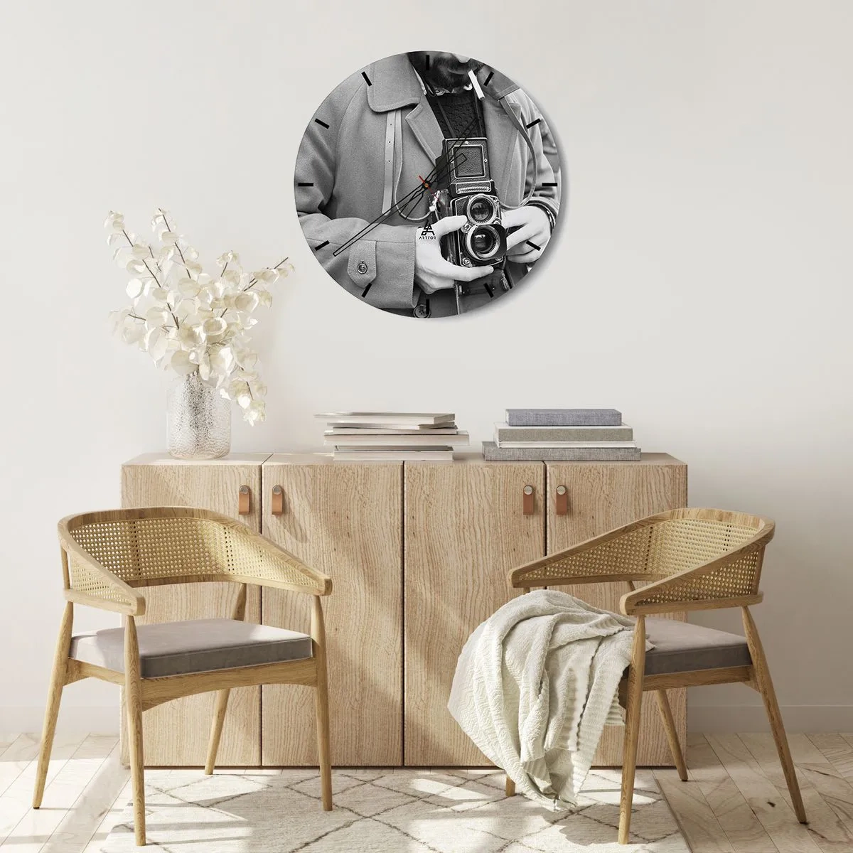 Nástenné hodiny - Muž s retro analógovým fotoaparátom - 30x30cm - V retro štýle - Moderná nástenná dekorácia do obývacej izby, kuchyne a spálne ARTTOR