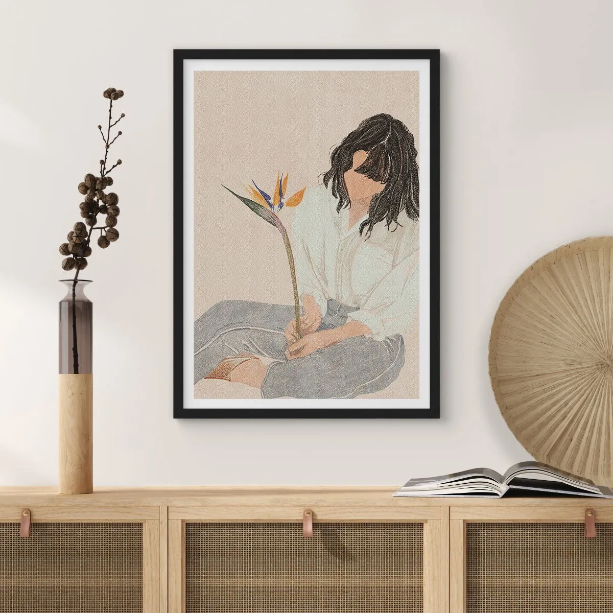 Plagát v čiernom ráme - Portrét ženy držiacej exotický kvet s jemným farebným nádychom - 50x70cm - Portrét s exotickým kvetom - Moderná nástenná dekorácia do obývacej izby a spálne ARTTOR