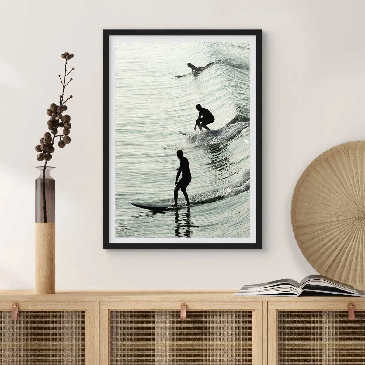Plagát v čiernom ráme - Traja surferi jazdiaci na vlnách v monochromatickom štýle - 50x70cm - Vlne v ústrety - Moderná nástenná dekorácia do obývacej izby a spálne ARTTOR