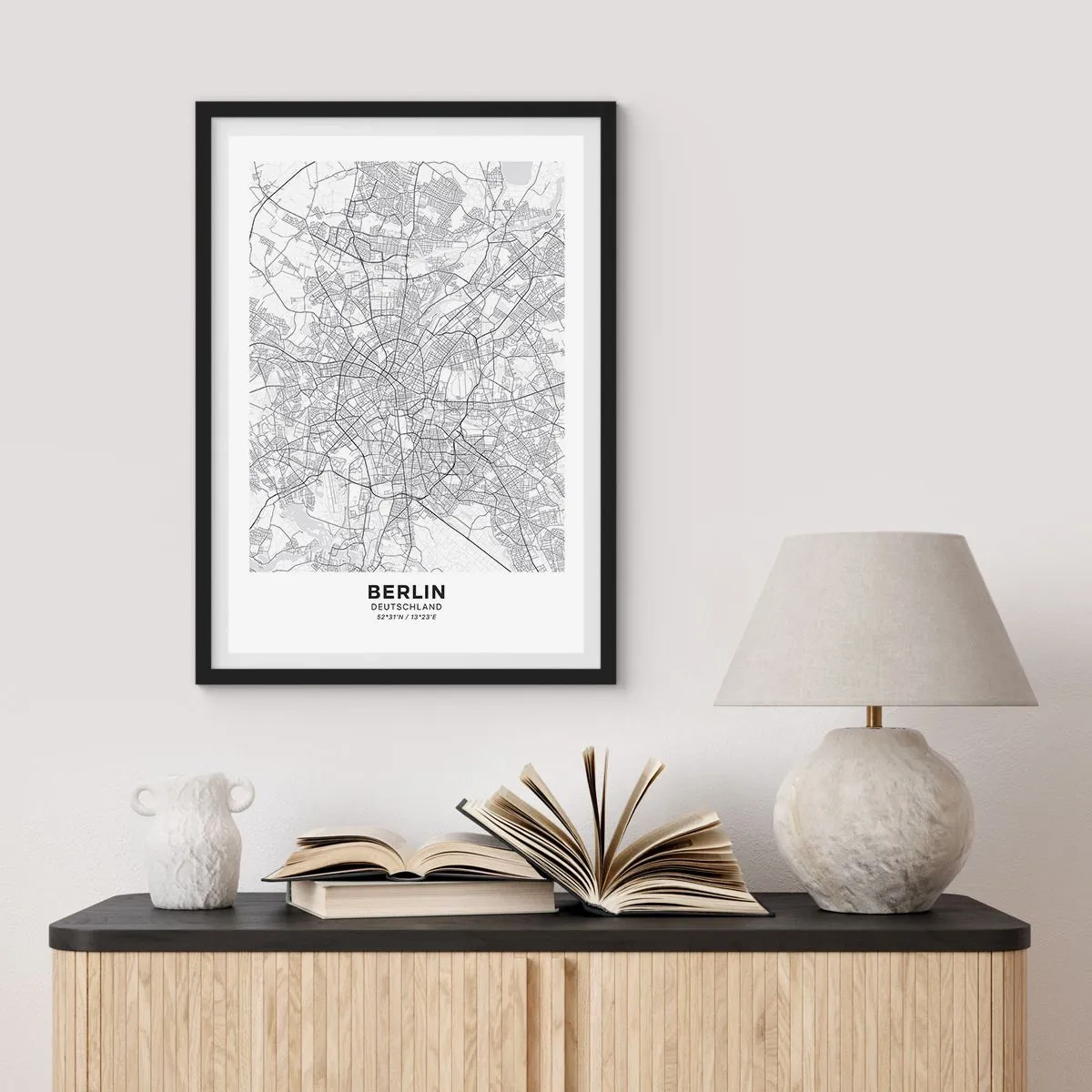Plagát v čiernom ráme - Čiernobiela mapa Berlína s presne zakreslenými ulicami. - 50x70cm - Kvet Berlína - Moderná nástenná dekorácia do obývacej izby a spálne ARTTOR