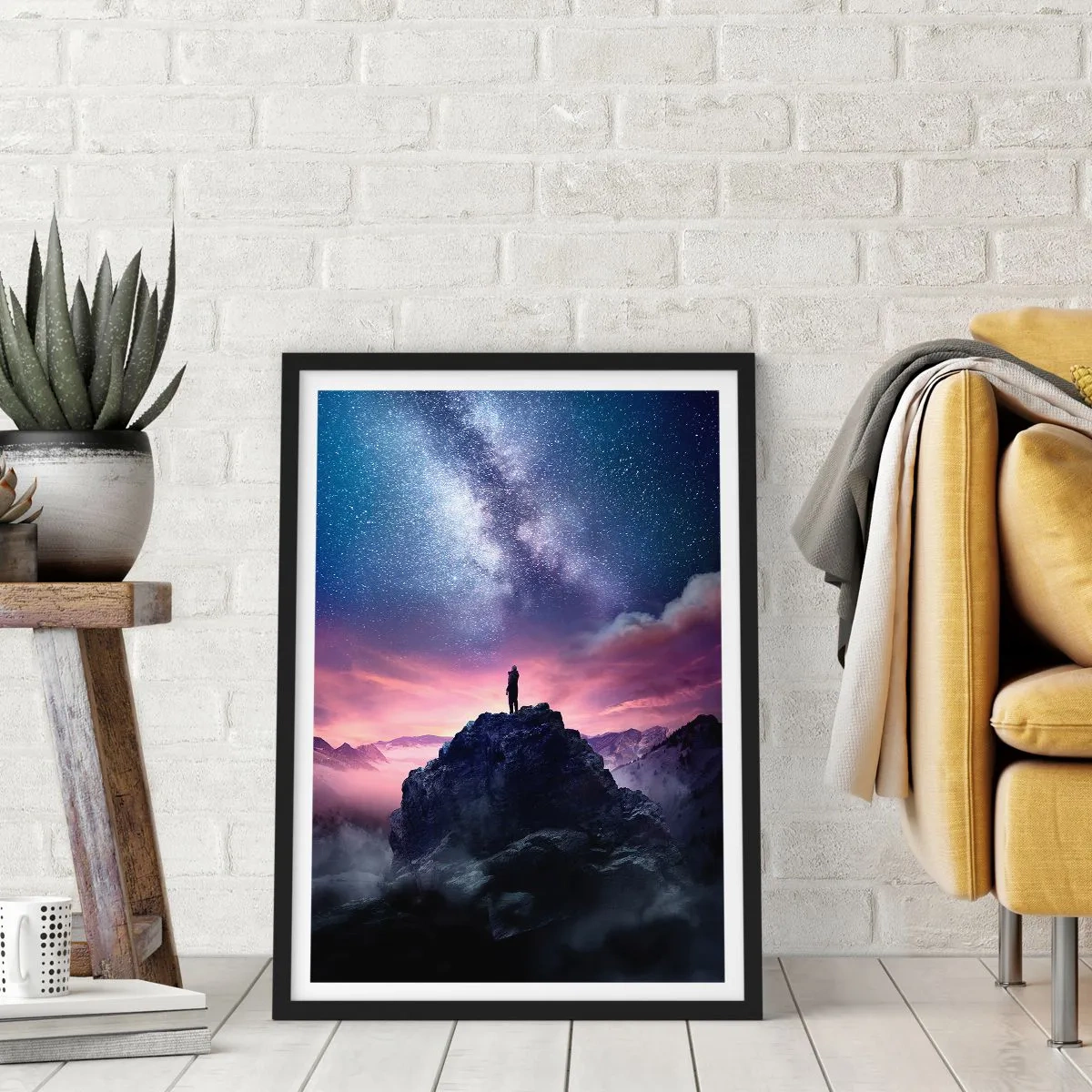 Plagát v čiernom ráme - Silueta osoby na vrchole hory pod hviezdnou oblohou - 50x70cm - A pocítil život - Moderná nástenná dekorácia do obývacej izby a spálne ARTTOR