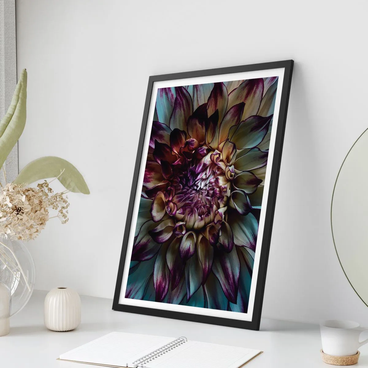 Plagát v čiernom ráme - Makrofotografia tmavých georgín v odtieňoch fialovej a zlatej - 50x70cm - Rozkvet mladosti - Moderná nástenná dekorácia do obývacej izby a spálne ARTTOR