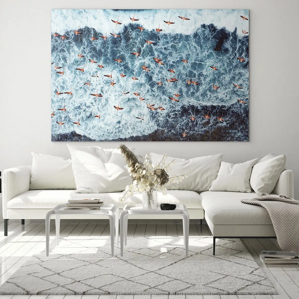 Obraz na skle - Ružové plameniaky nad rozbúrenými vlnami oceánu - 70x50cm - Prímorský sprievod - Moderná nástenná dekorácia do obývacej izby a spálne ARTTOR