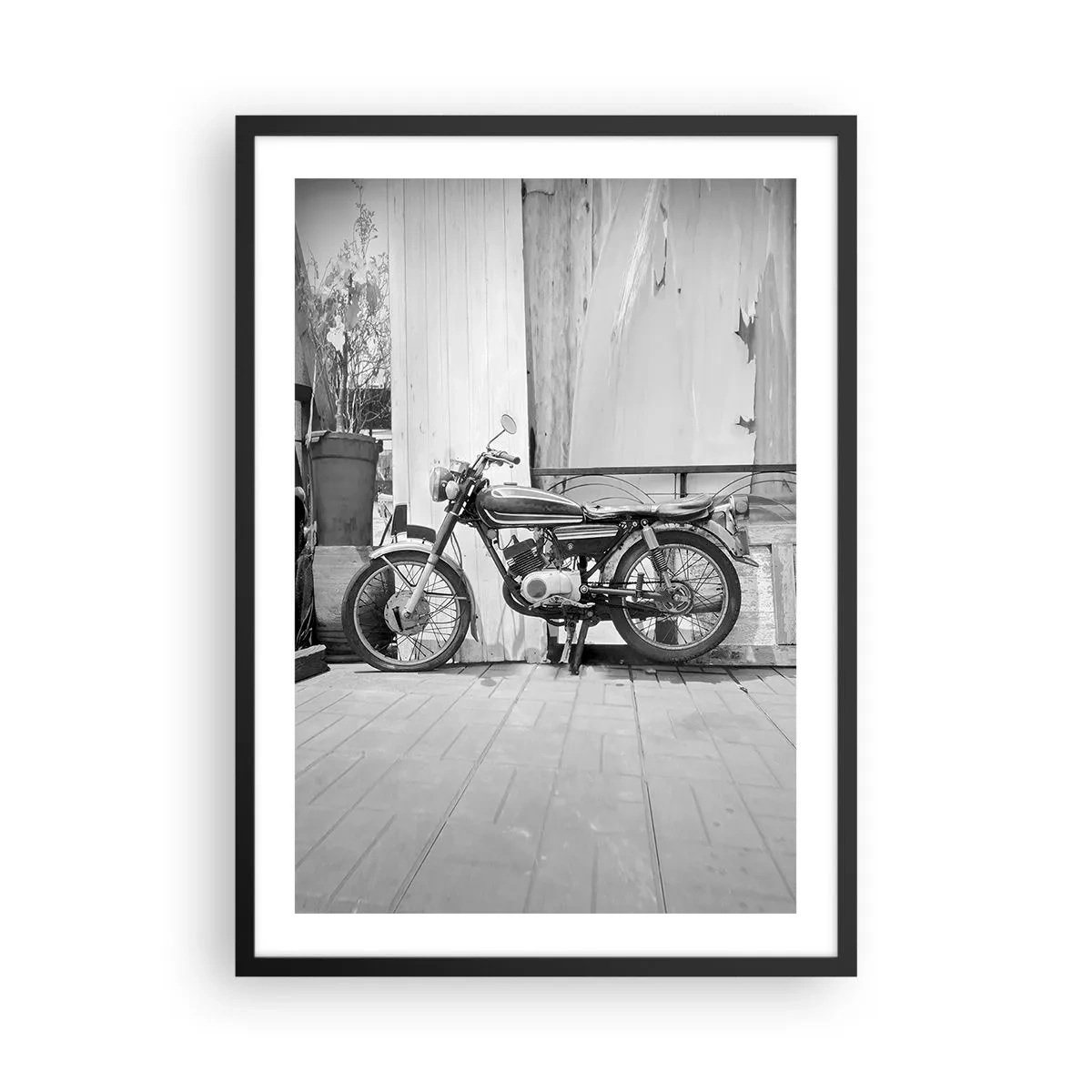 Plagát v čiernom ráme - Retro motocykel pri drevenej stene - 50x70cm - Klasika nadovšetko - Moderná nástenná dekorácia do obývacej izby a spálne ARTTOR