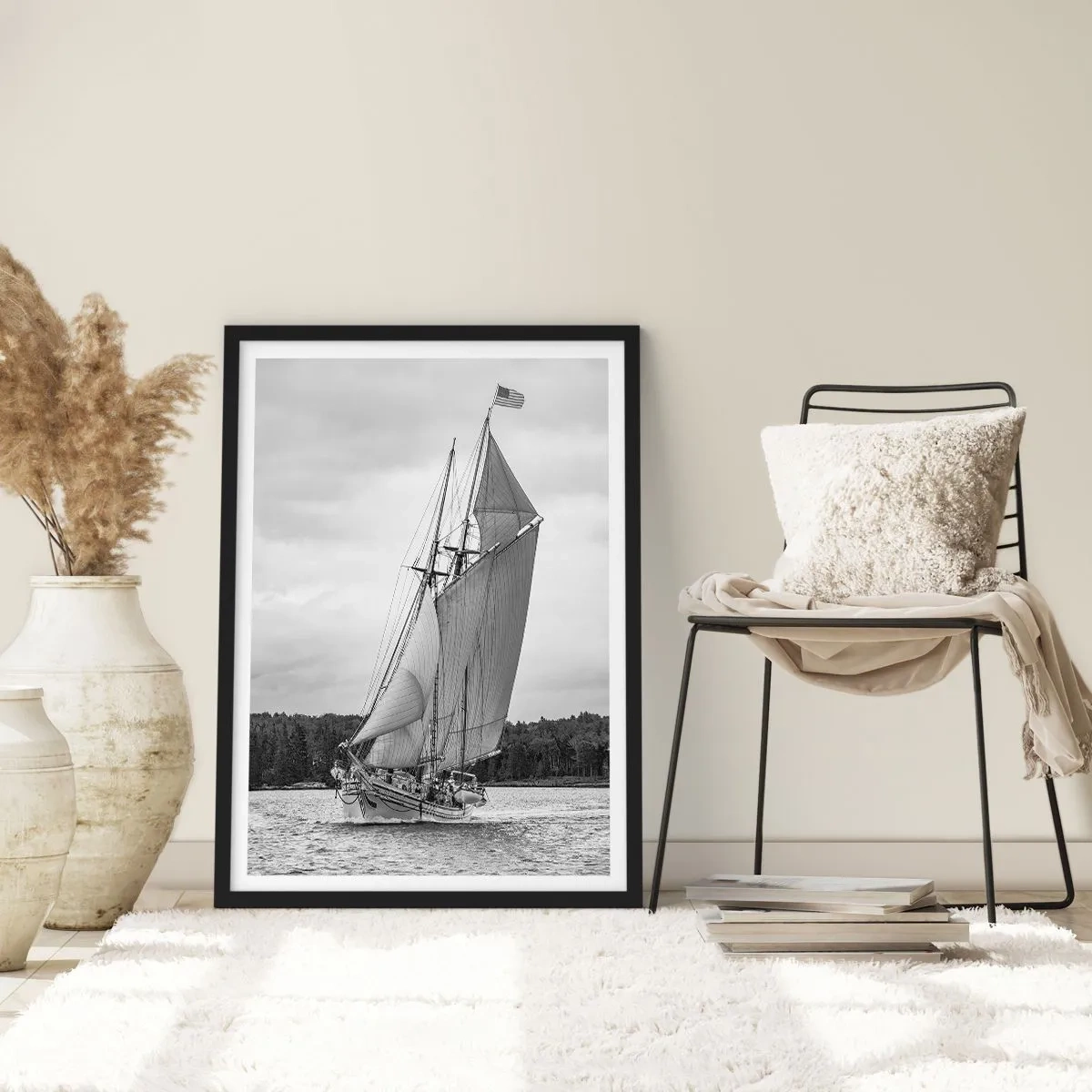 Plagát v čiernom ráme - Plachetnica s veľkými plachtami plaviaca sa po mori v čiernobielej farbe - 50x70cm - Bratia vetra - Moderná nástenná dekorácia do obývacej izby a spálne ARTTOR