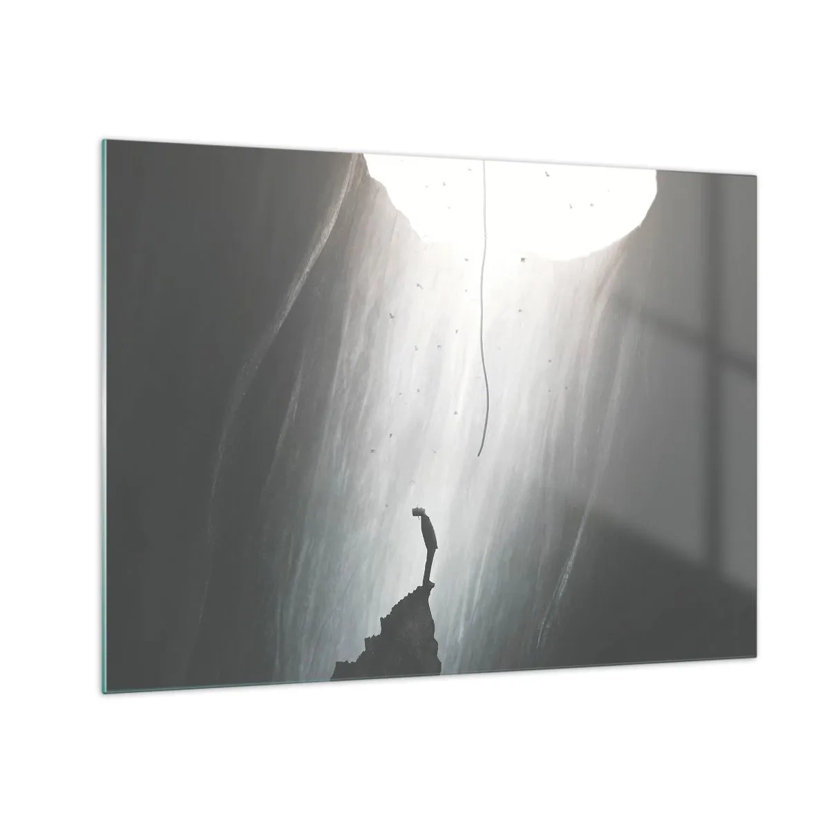Obraz na skle - Muž stojaci v tme na úpätí svetielkujúceho východu nad priepasťou - 70x50cm - Vždy máte na výber - Moderná nástenná dekorácia do obývacej izby a spálne ARTTOR