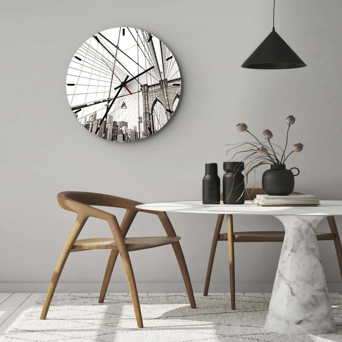 Nástenné hodiny - Záber lanového mosta s panorámou mesta v pozadí v odtieňoch sivej. - 30x30cm - Newyorská katedrála - Moderná nástenná dekorácia do obývacej izby, kuchyne a spálne ARTTOR