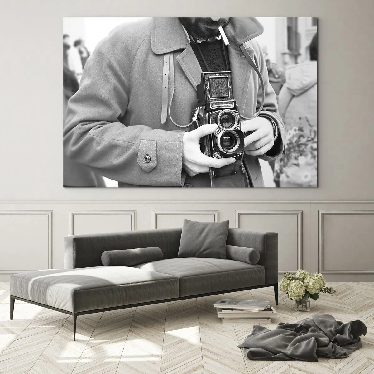 Obraz na skle - Čiernobiela fotografia muža s analógovým fotoaparátom - 70x50cm - V retro štýle - Moderná nástenná dekorácia do obývacej izby a spálne ARTTOR