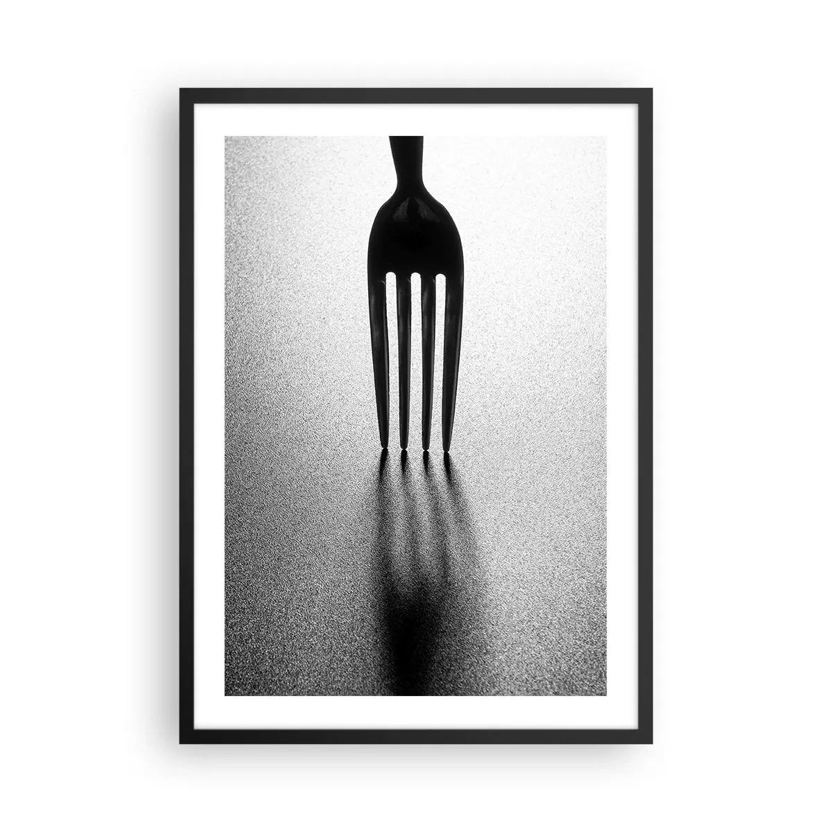 Plagát v čiernom ráme - Minimalistická čiernobiela fotografia vidličky a tieňa. - 50x70cm - Svetlo a tieň - Moderná nástenná dekorácia do obývacej izby a spálne ARTTOR