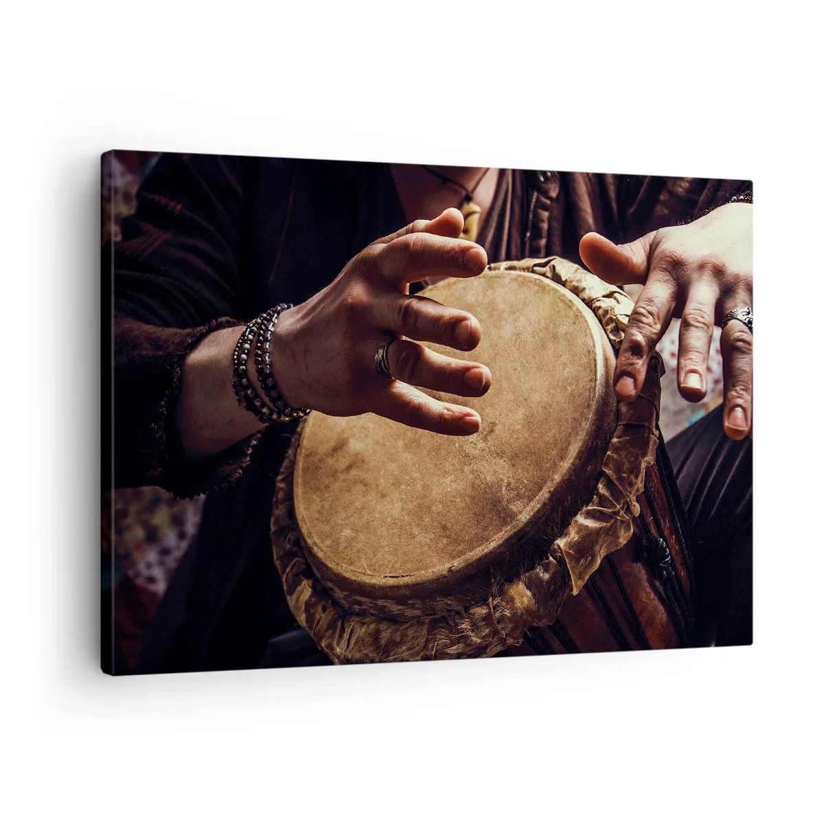 Obraz na plátne - Ruky hrajúce na tradičnom bubne djembe - 70x50cm - V rytme srdca - Moderná nástenná dekorácia do obývacej izby a spálne ARTTOR