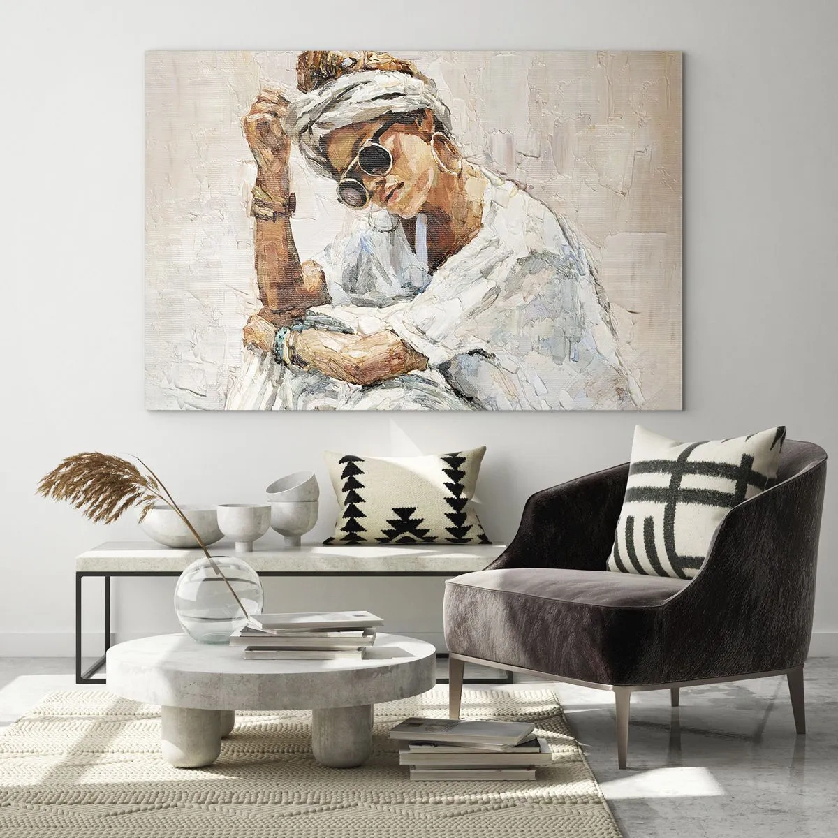 Obraz na skle - Portrét ženy s okuliarmi a turbanom maľovaný špachtľou - 70x50cm - Portrét v plnom slnku - Moderná nástenná dekorácia do obývacej izby a spálne ARTTOR
