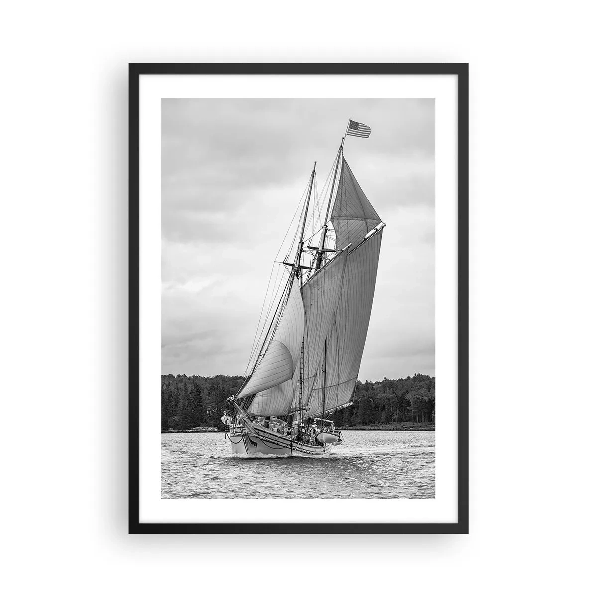 Plagát v čiernom ráme - Plachetnica s veľkými plachtami plaviaca sa po mori v čiernobielej farbe - 50x70cm - Bratia vetra - Moderná nástenná dekorácia do obývacej izby a spálne ARTTOR