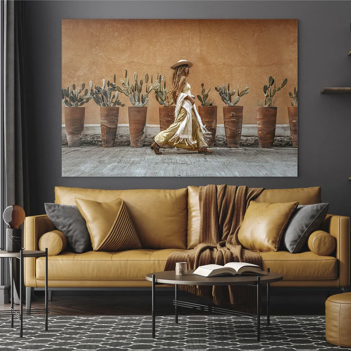 Obraz na skle - Žena v boho štýle kráčajúca okolo kvetináčov s kaktusmi. - 70x50cm - V hippie štýle - Moderná nástenná dekorácia do obývacej izby a spálne ARTTOR