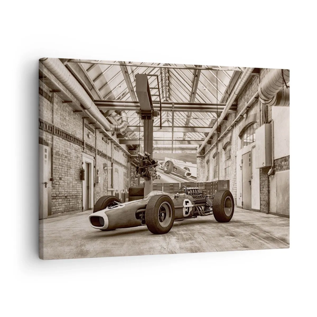 Obraz na plátne - Čiernobiele pretekárske auto v industriálnom interiéri - 70x50cm - Odpočinok víťaza - Moderná nástenná dekorácia do obývacej izby a spálne ARTTOR