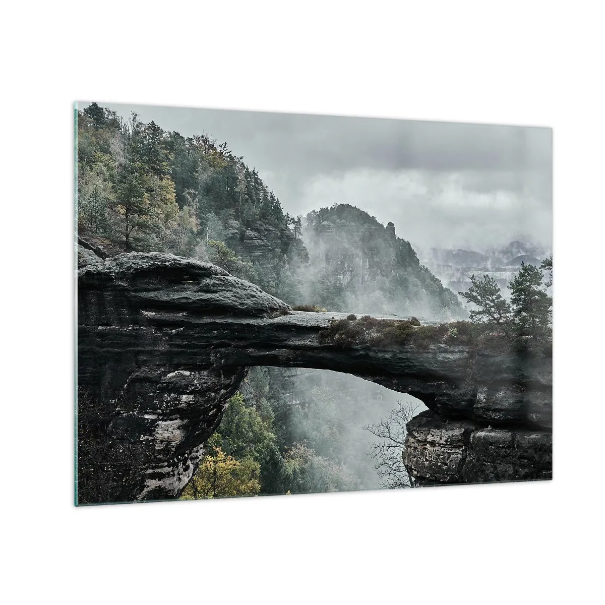 Obraz na skle - Kamenný most medzi hmlistými horami a lesnou krajinou - 70x50cm - Dobrodružstvo práve začína - Moderná nástenná dekorácia do obývacej izby a spálne ARTTOR
