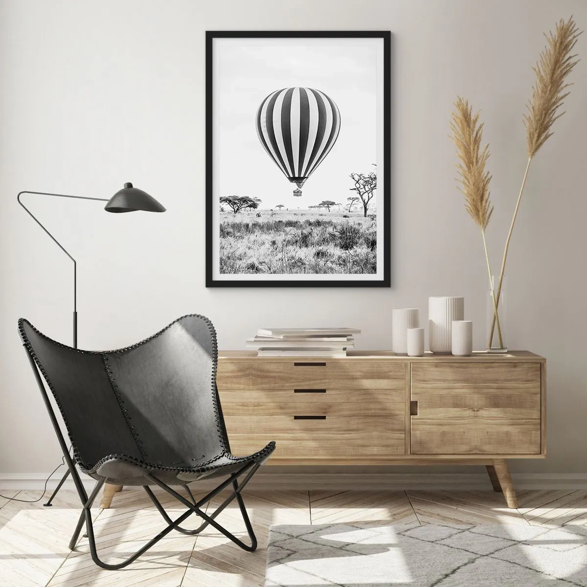 Plagát v čiernom ráme - Teplovzdušný balón vznášajúci sa nad savanou v čiernobielej farbe. - 50x70cm - Nad savanou - Moderná nástenná dekorácia do obývacej izby a spálne ARTTOR
