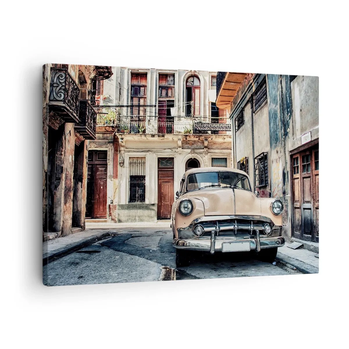 Obraz na plátne - Klasické auto na pozadí mestskej architektúry - 70x50cm - Siesta v Havane - Moderná nástenná dekorácia do obývacej izby a spálne ARTTOR