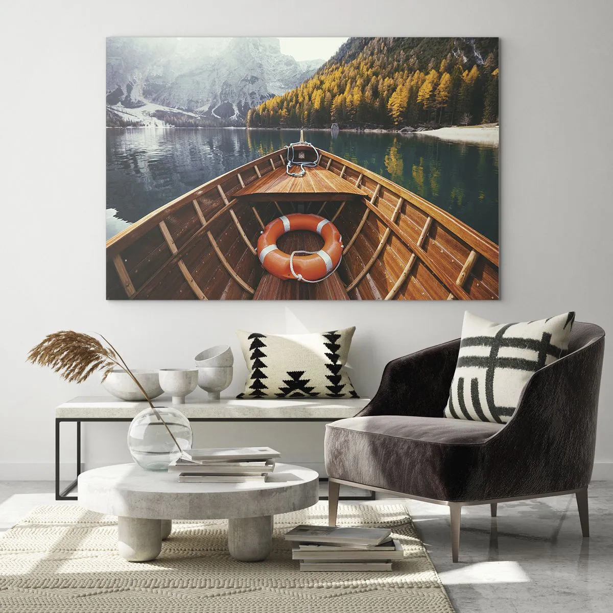 Obraz na skle - Výhľad z drevenej lode na horské jazero a jesenný les - 70x50cm - Horská túra - Moderná nástenná dekorácia do obývacej izby a spálne ARTTOR
