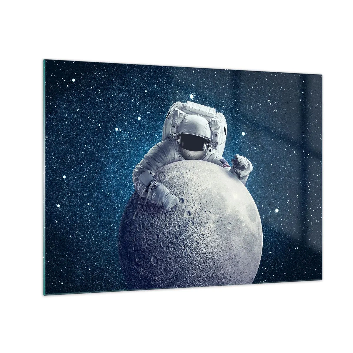 Obraz na skle - Astronaut objíma mesiac na pozadí hviezdnej oblohy - 70x50cm - Vesmírny vtipkár - Moderná nástenná dekorácia do obývacej izby a spálne ARTTOR