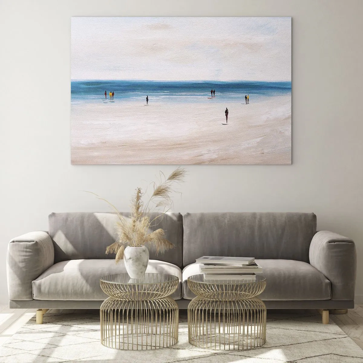 Obraz na skle - Tichá pláž so siluetami ľudí kráčajúcich pozdĺž morskej línie - 70x50cm - Prirodzená potreba - Moderná nástenná dekorácia do obývacej izby a spálne ARTTOR