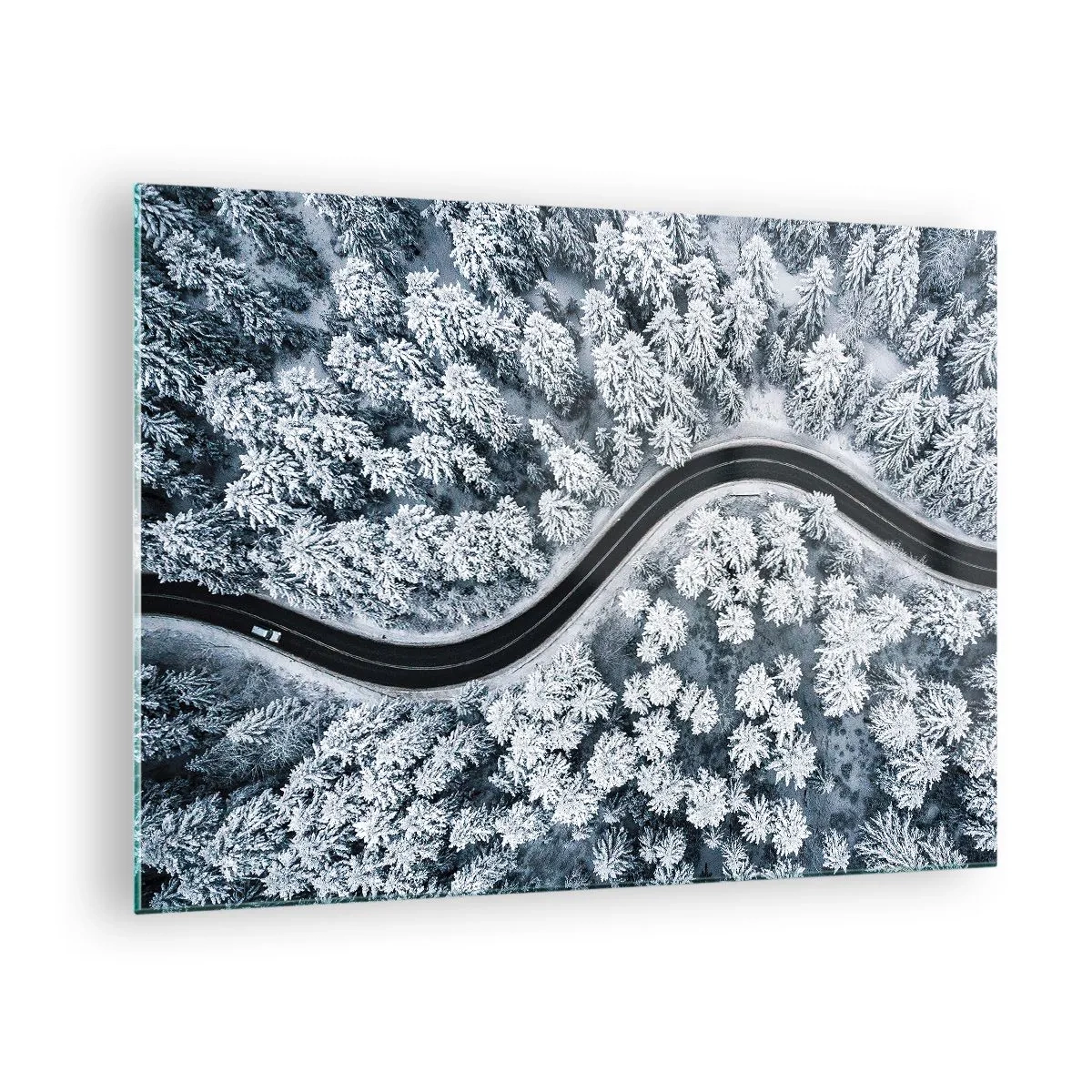 Obraz na skle - Kľukatá cesta cez zimný les videná z dronu - 70x50cm - Zimným lesom - Moderná nástenná dekorácia do obývacej izby a spálne ARTTOR