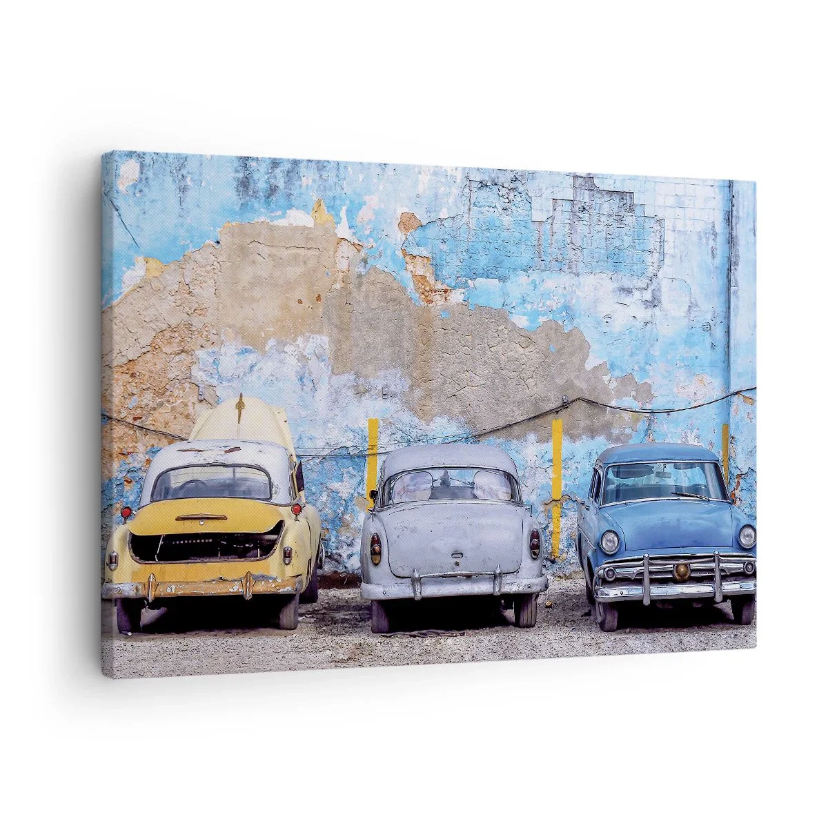 Obraz na plátne - Staré autá na pozadí zničenej steny - 70x50cm - Stretnutie veteránov - Moderná nástenná dekorácia do obývacej izby a spálne ARTTOR