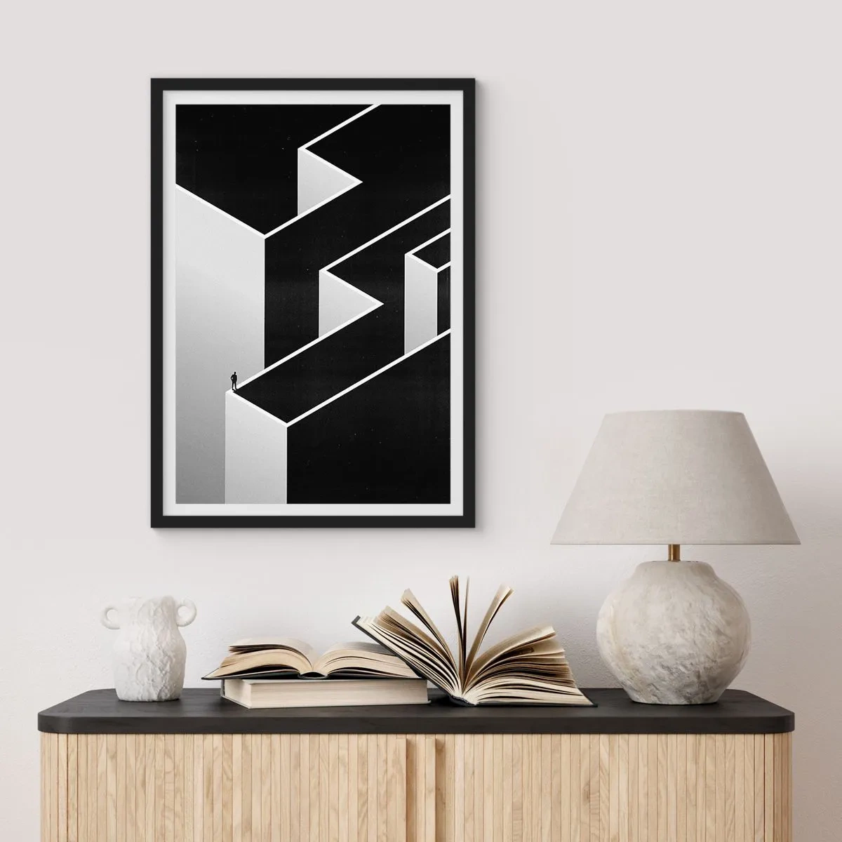 Plagát v čiernom ráme - Minimalistické bludisko v čiernej a bielej farbe - 50x70cm - Osamelosť na vrchole - Moderná nástenná dekorácia do obývacej izby a spálne ARTTOR