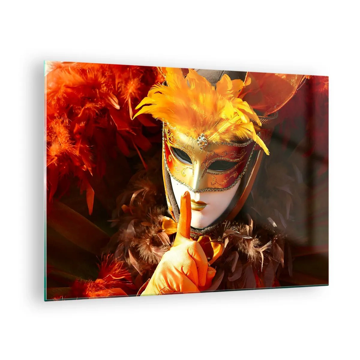 Obraz na skle - Postava v zlatej maske s oranžovým perím - 70x50cm - Tajomstvo je časťou hry - Moderná nástenná dekorácia do obývacej izby a spálne ARTTOR