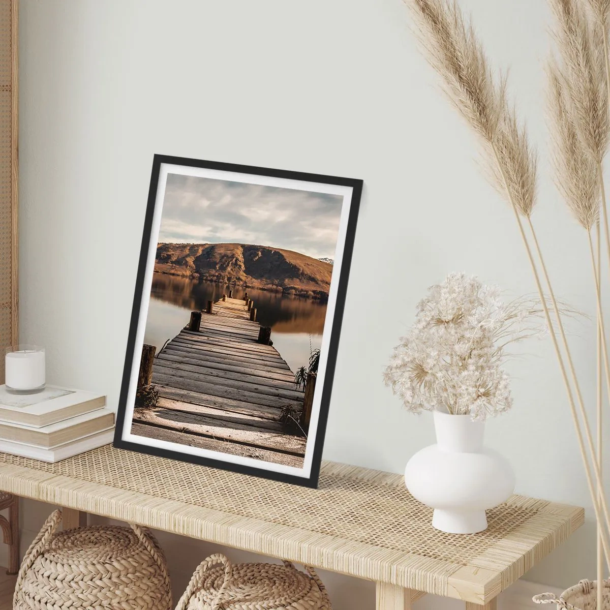 Plagát v čiernom ráme - Drevené mólo vedie k pokojnému jazeru s horským pozadím - 50x70cm - Krajina v tichu - Moderná nástenná dekorácia do obývacej izby a spálne ARTTOR