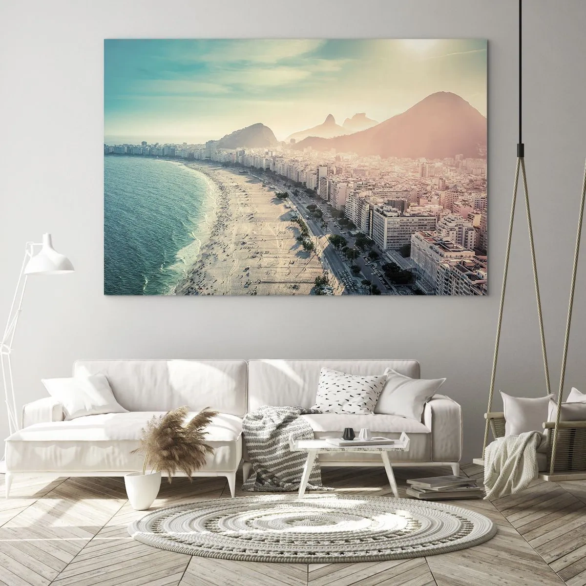 Obraz na skle - Panoráma pláže s mestskými budovami a horským pozadím - 70x50cm - Večná dovolenka v Riu - Moderná nástenná dekorácia do obývacej izby a spálne ARTTOR