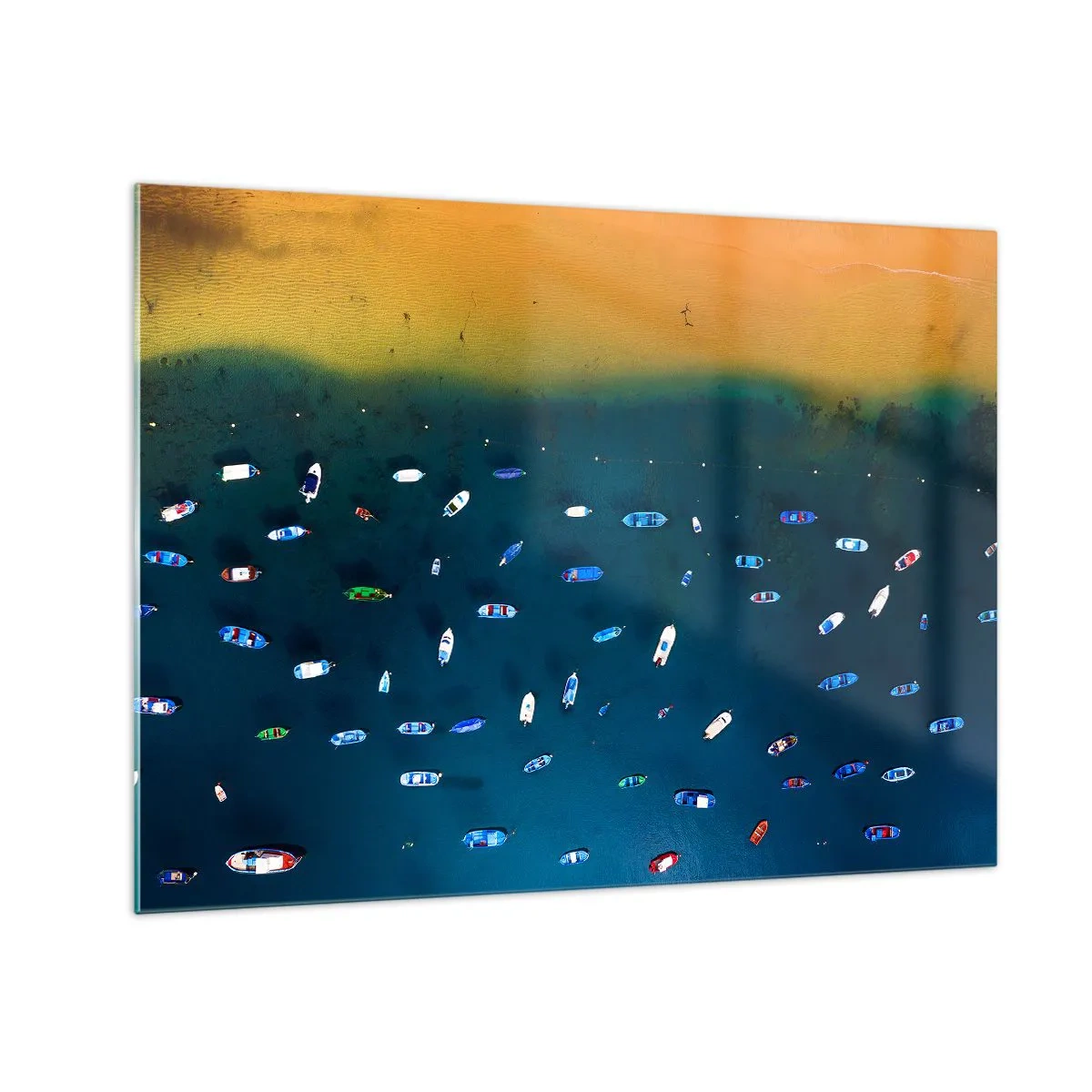 Obraz na skle - Lode na pozadí tyrkysovej vody a zlatého pobrežia - 70x50cm - Prázdninová hra - Moderná nástenná dekorácia do obývacej izby a spálne ARTTOR