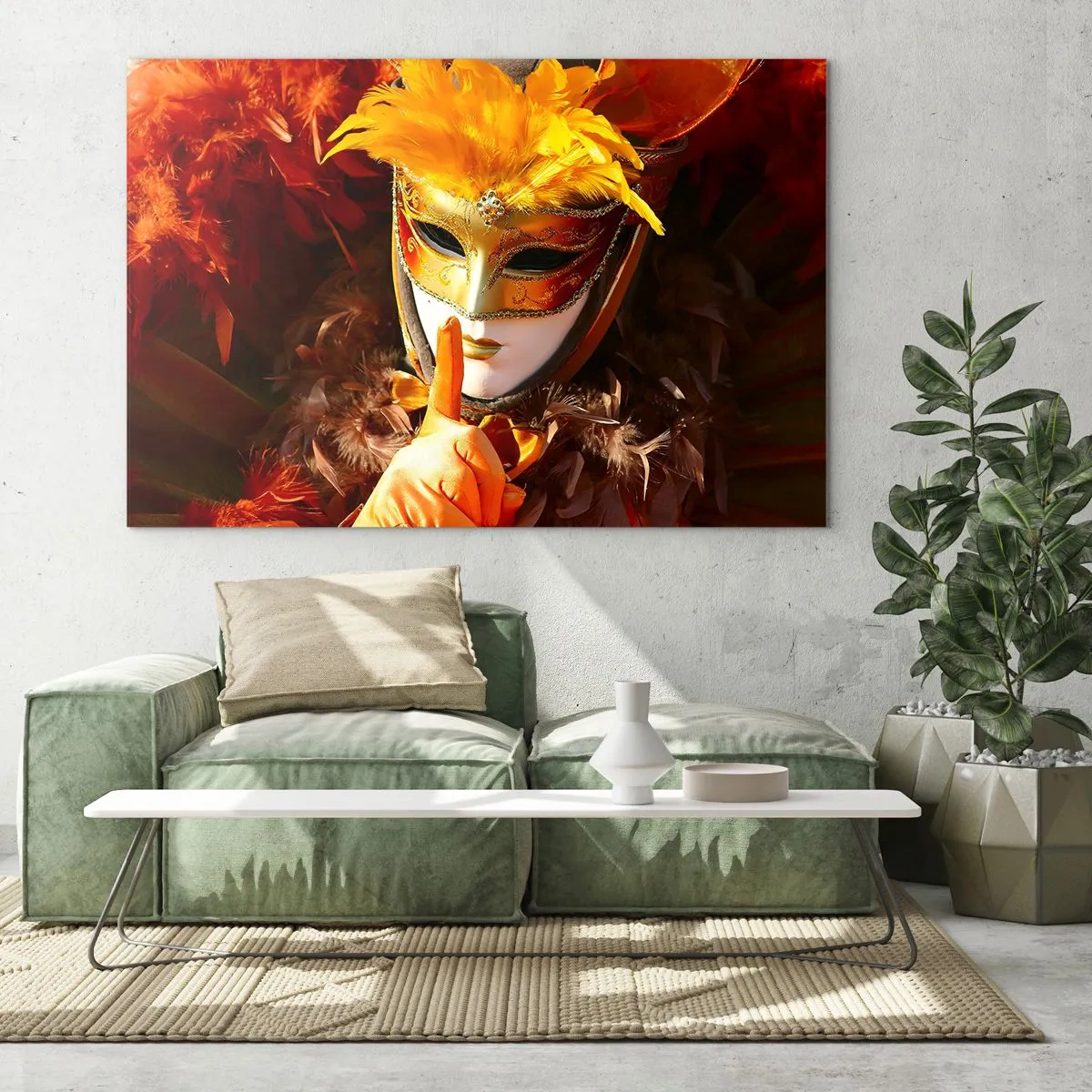 Obraz na skle - Postava v zlatej maske s oranžovým perím - 70x50cm - Tajomstvo je časťou hry - Moderná nástenná dekorácia do obývacej izby a spálne ARTTOR