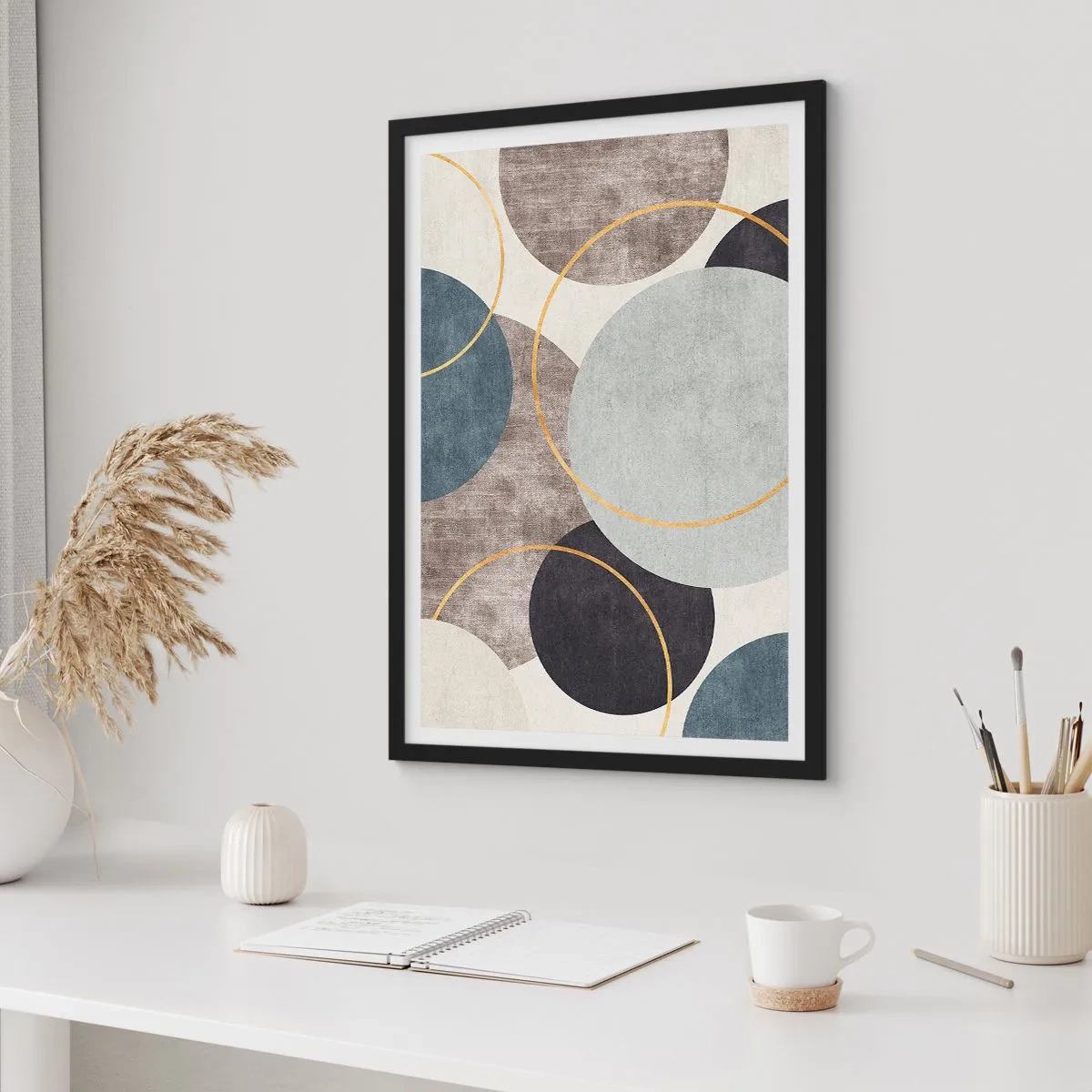 Plagát v čiernom ráme - Abstraktná geometrická kompozícia s kruhmi v odtieňoch modrej. - 50x70cm - Kruh za kruhom - Moderná nástenná dekorácia do obývacej izby a spálne ARTTOR