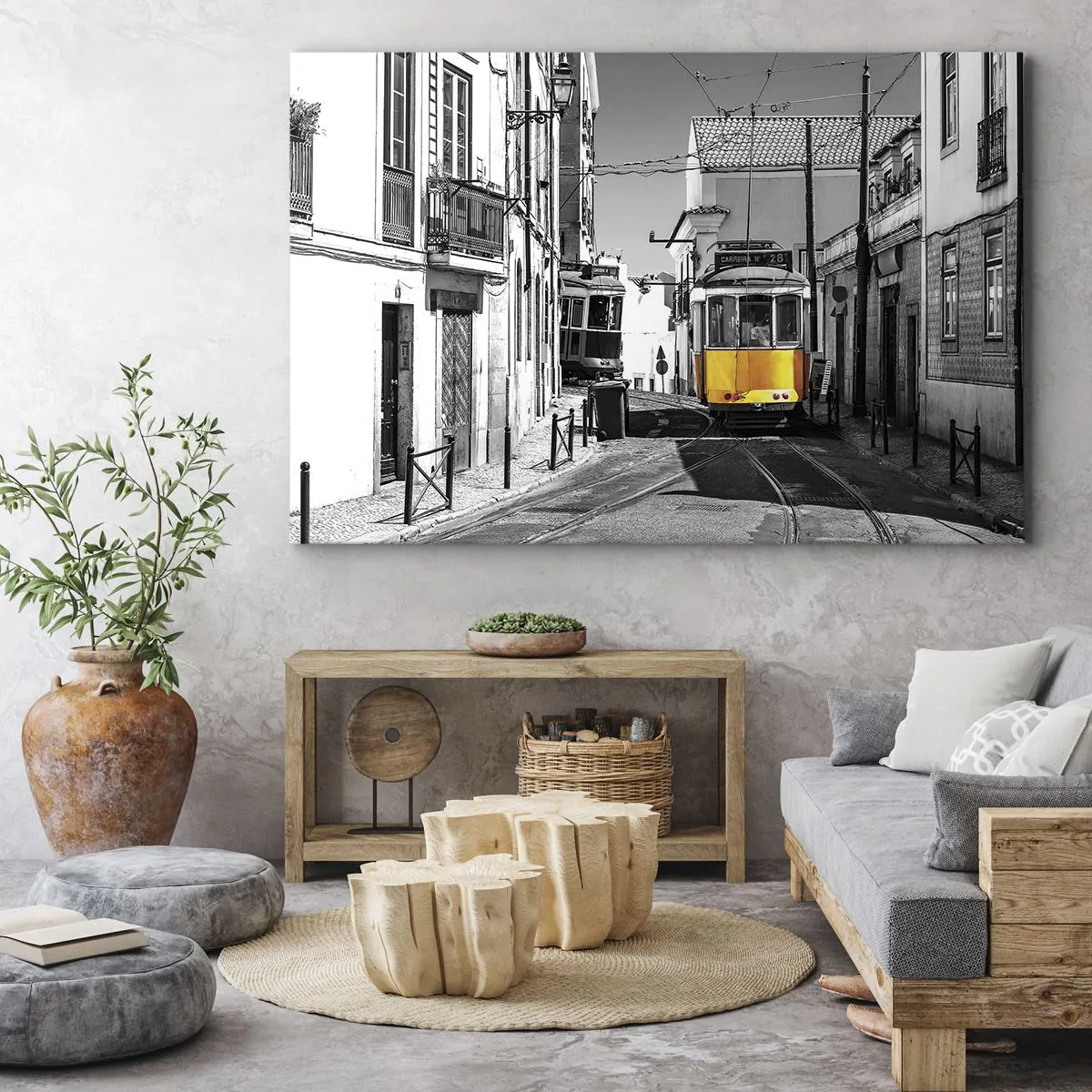 Obraz na plátne - Žltá električka na uliciach Lisabonu v monochromatickom prostredí - 70x50cm - Duch Lisabonu - Moderná nástenná dekorácia do obývacej izby a spálne ARTTOR