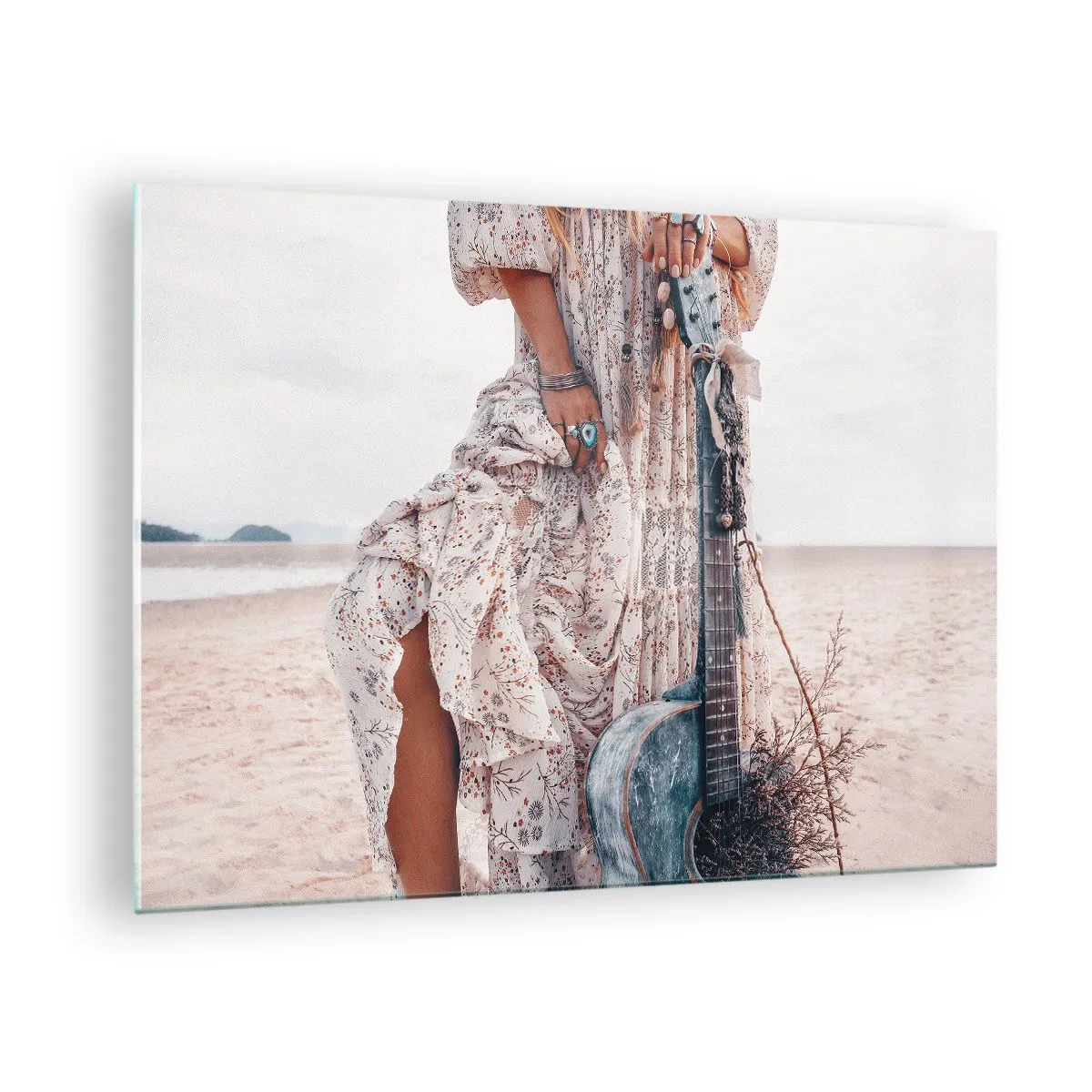 Obraz na skle - Žena v boho štýle s gitarou na prázdnej pláži - 70x50cm - Kvetinové deti na ceste - Moderná nástenná dekorácia do obývacej izby a spálne ARTTOR