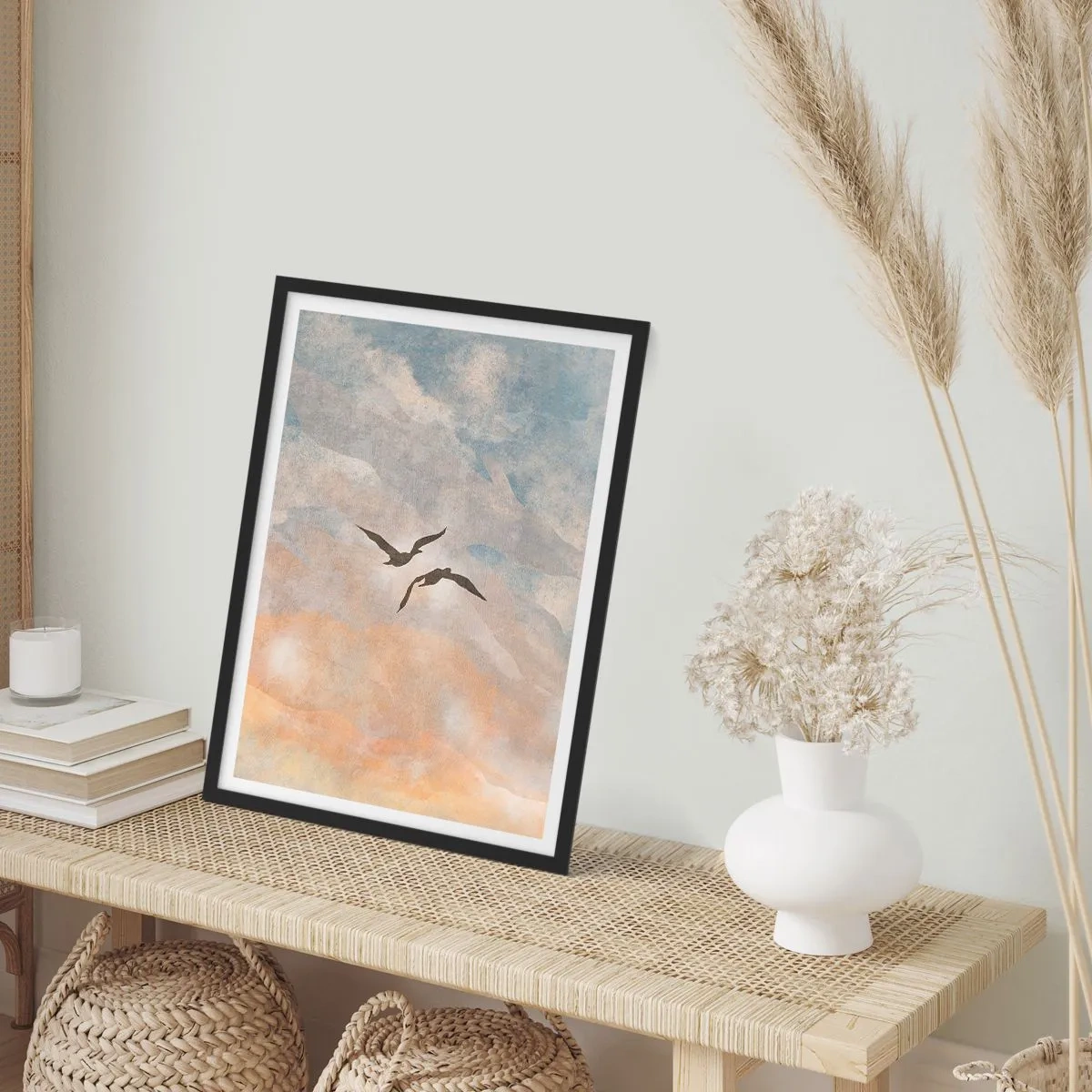 Plagát v čiernom ráme - Dva vtáky letiace proti oblohe, v jemných odtieňoch modrej a oranžovej. - 50x70cm - Nebeský tanec - Moderná nástenná dekorácia do obývacej izby a spálne ARTTOR