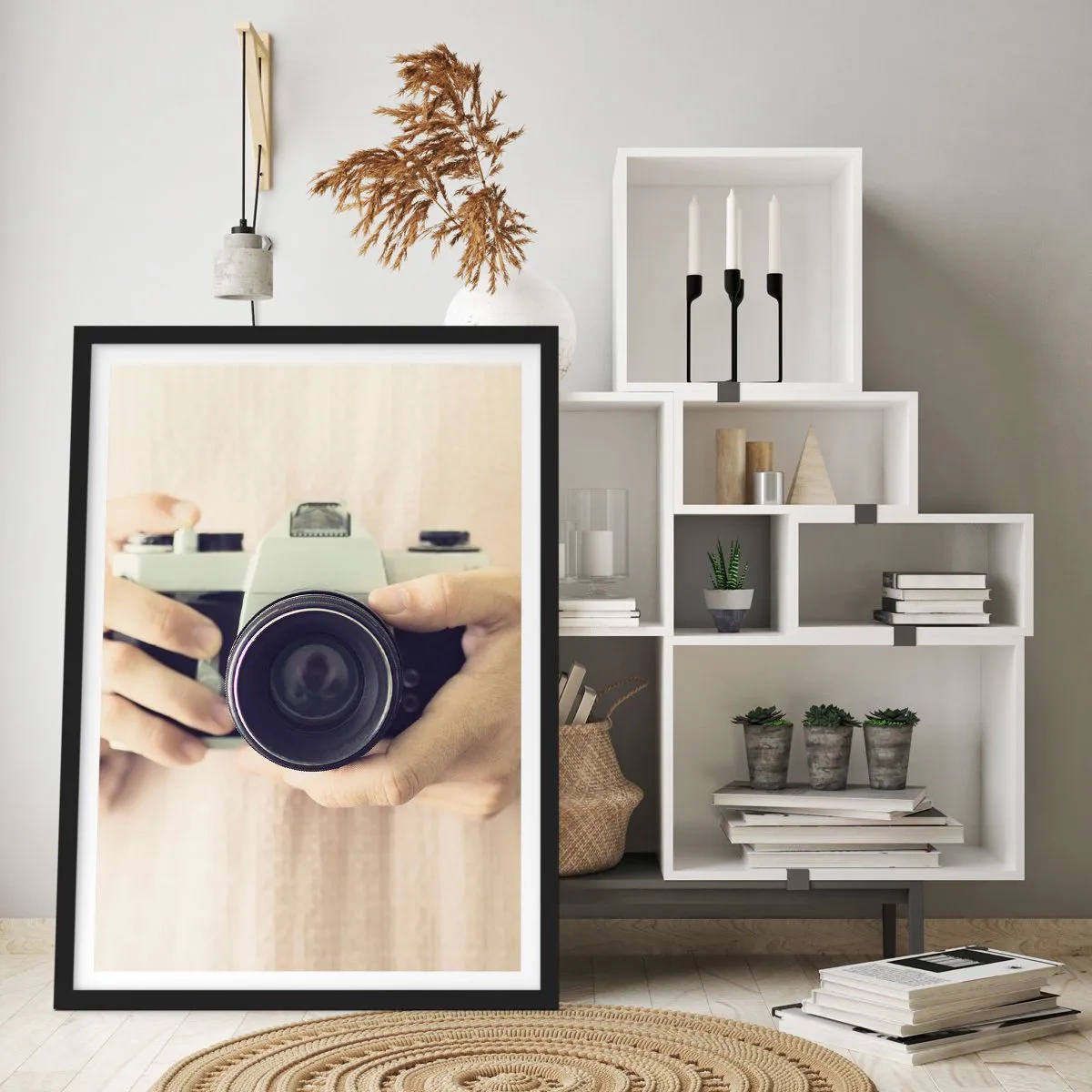 Plagát v čiernom ráme - Ruky držiace klasický fotoaparát - 50x70cm - Pre viac informácií… - Moderná nástenná dekorácia do obývacej izby a spálne ARTTOR
