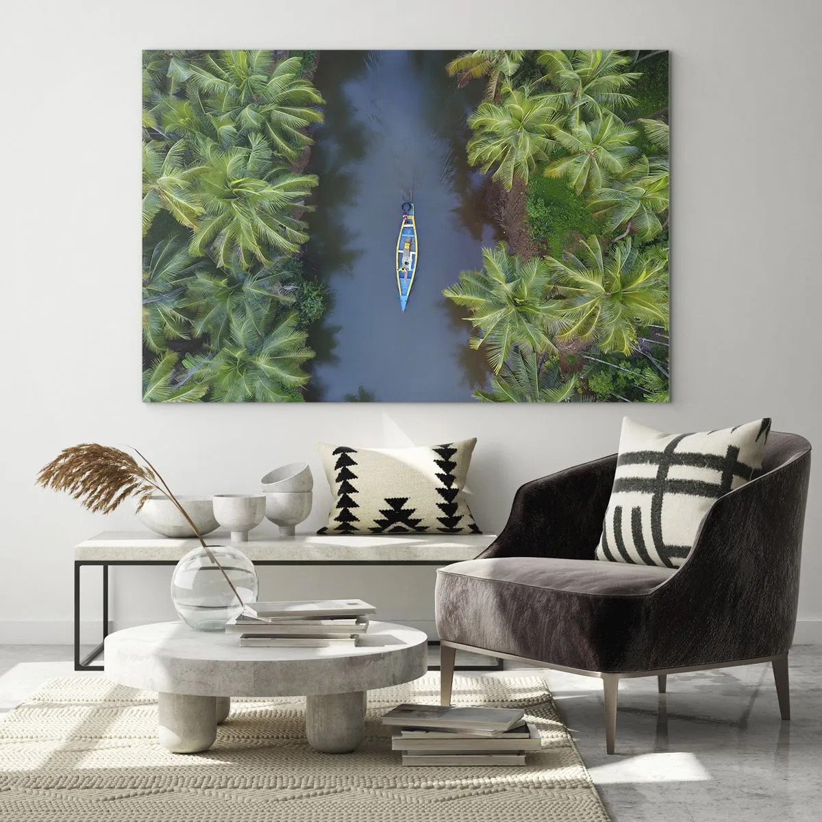 Obraz na skle - Pohľad z vtáčej perspektívy na loď plávajúcu cez kanál medzi tropickými palmami - 70x50cm - Na tropickom chodníku - Moderná nástenná dekorácia do obývacej izby a spálne ARTTOR