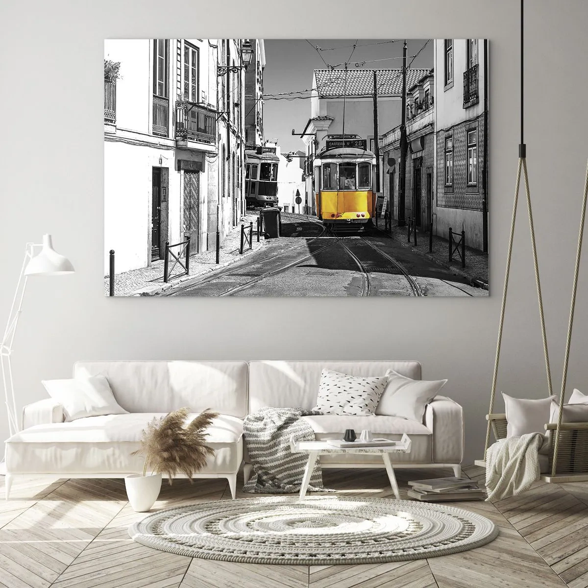 Obraz na skle - Žltá električka na čiernobielej ulici v európskom meste. - 70x50cm - Duch Lisabonu - Moderná nástenná dekorácia do obývacej izby a spálne ARTTOR