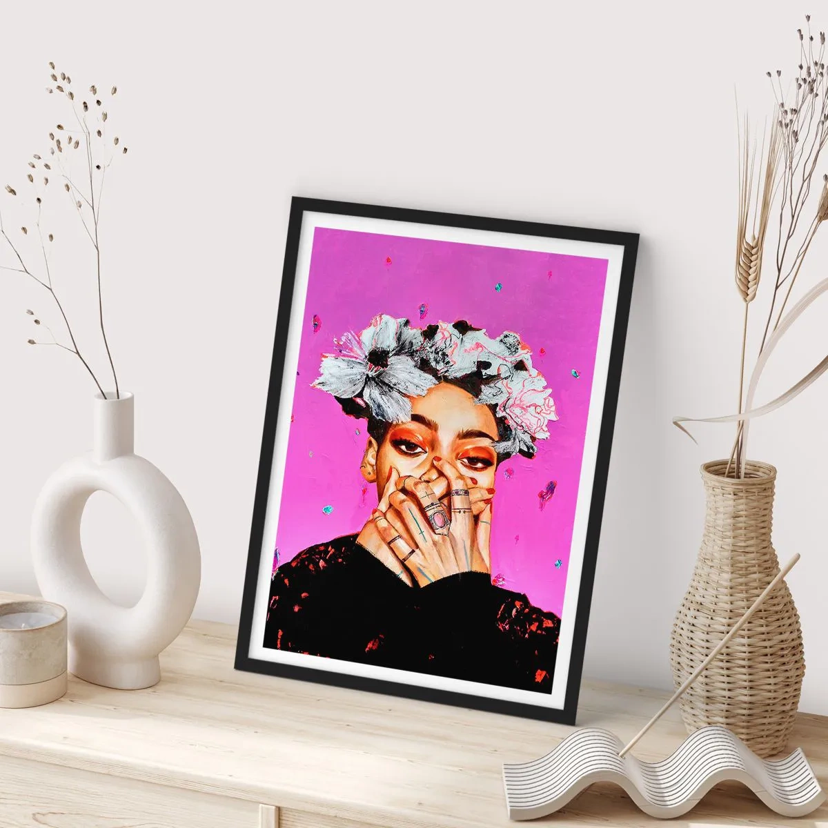 Plagát v čiernom ráme - Expresívny portrét ženy na intenzívne ružovom pozadí. - 50x70cm - Trochu bláznivá - Moderná nástenná dekorácia do obývacej izby a spálne ARTTOR