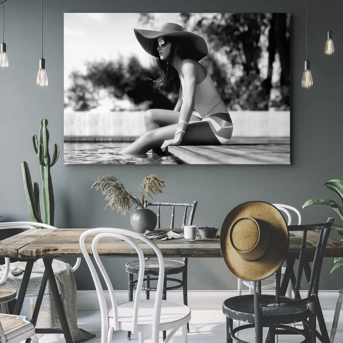Obraz na plátne - Žena v klobúku pri bazéne v čiernobielej farbe - 70x50cm - Letný sen - Moderná nástenná dekorácia do obývacej izby a spálne ARTTOR
