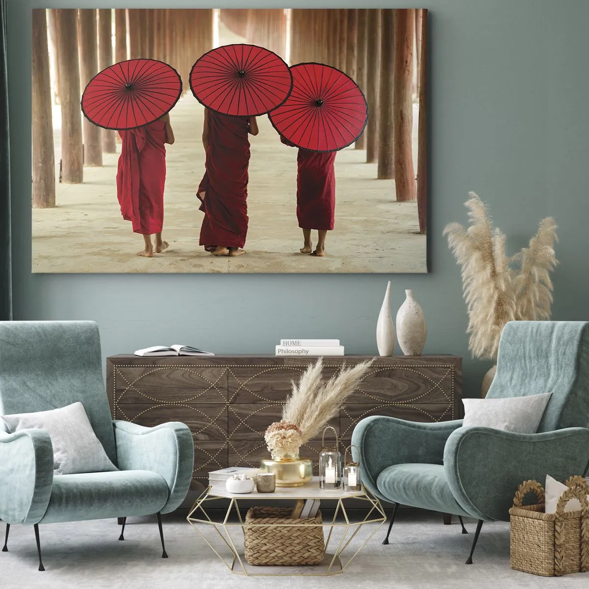 Obraz na plátne - Traja mnísi s červenými dáždnikmi v tradičnej architektúre - 70x50cm - Na ceste do Čistej ríše - Moderná nástenná dekorácia do obývacej izby a spálne ARTTOR