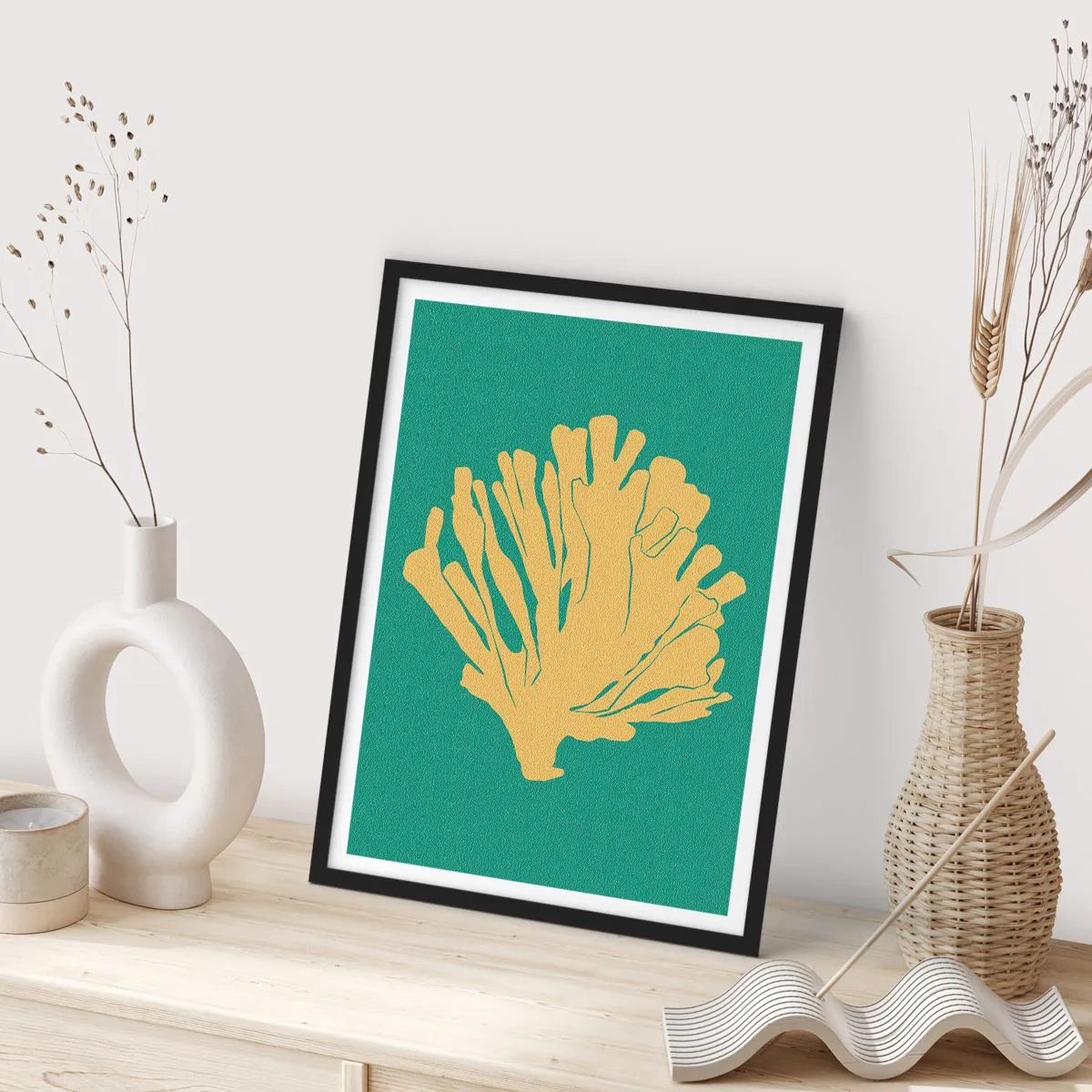 Plagát v čiernom ráme - Zlatý koral na tyrkysovom pozadí - 50x70cm - Krovie podvodného lesa - Moderná nástenná dekorácia do obývacej izby a spálne ARTTOR
