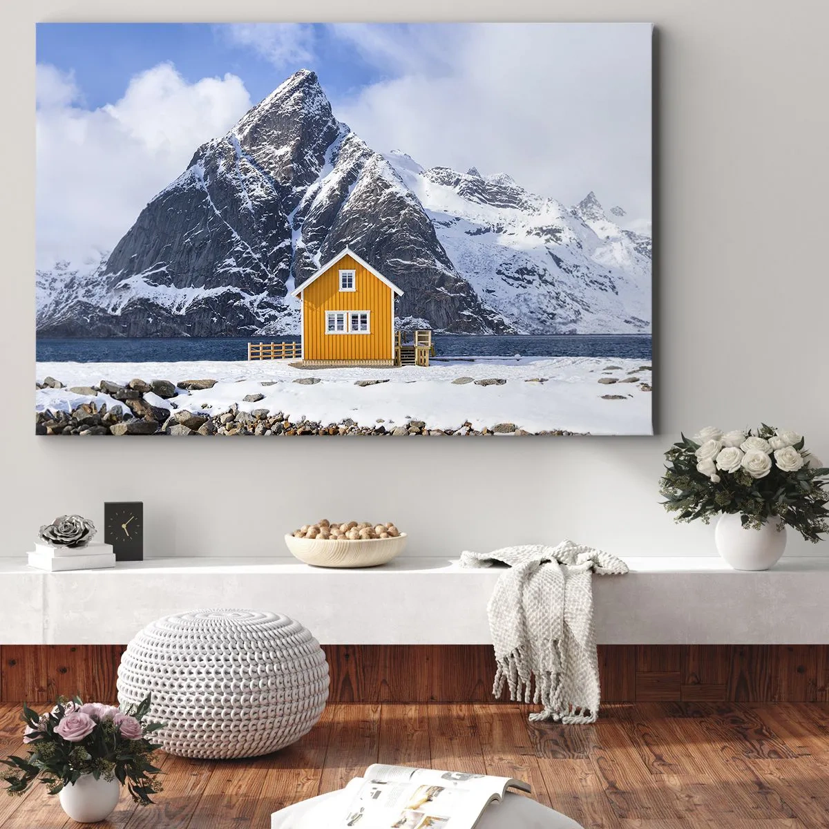 Obraz na plátne - Žltý dom na pozadí zasnežených hôr a mora - 70x50cm - Škandinávska dovolenka - Moderná nástenná dekorácia do obývacej izby a spálne ARTTOR