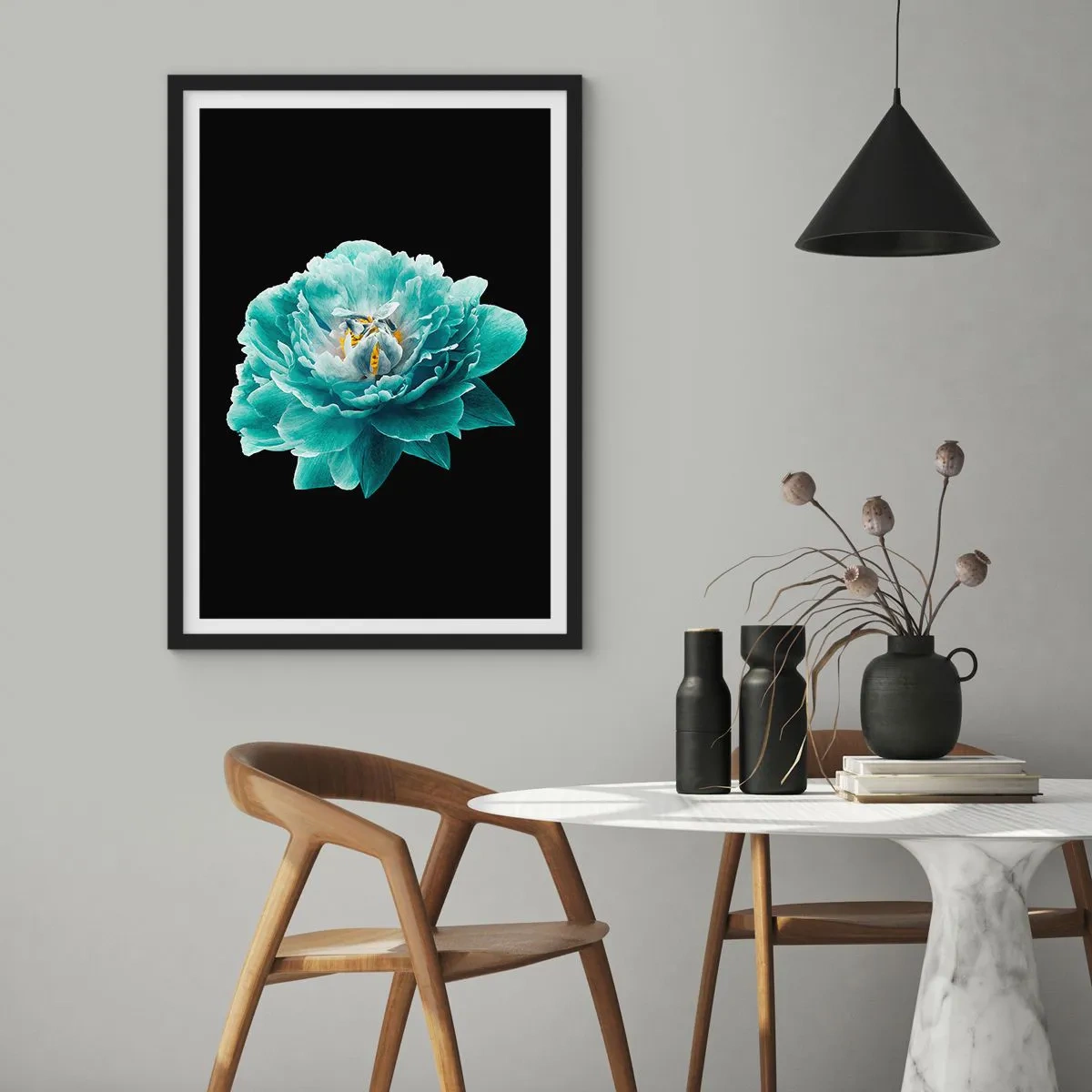 Plagát v čiernom ráme - Tyrkysový kvet so včelou na čiernom pozadí - 50x70cm - Modré a zlaté okvetné lístky - Moderná nástenná dekorácia do obývacej izby a spálne ARTTOR