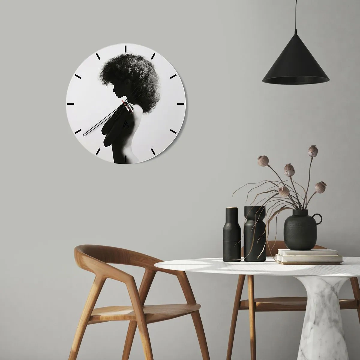 Nástenné hodiny - Čiernobiely portrét ženy v polprofile s dynamickým účesom - 30x30cm - Ako kvetina na štíhlej stonke - Moderná nástenná dekorácia do obývacej izby, kuchyne a spálne ARTTOR