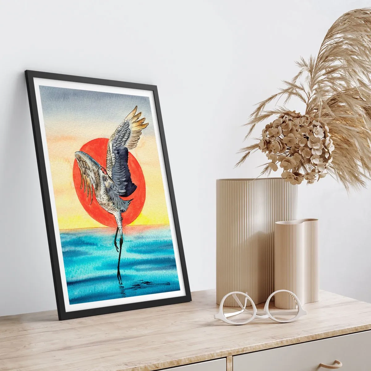 Plagát v čiernom ráme - Žeriav vznášajúci sa nad vodou na pozadí červeného slnka - 50x70cm - Je čas ísť späť - Moderná nástenná dekorácia do obývacej izby a spálne ARTTOR
